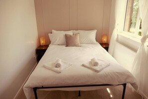 Een strijkplank/strijkijzer, wifi, beddengoed