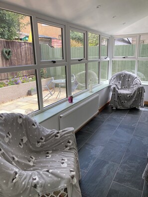 Smart-TV, peis, DVD-spiller og bøker