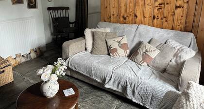 Relaxing 19th century three bedroomed cottage in Cornwall