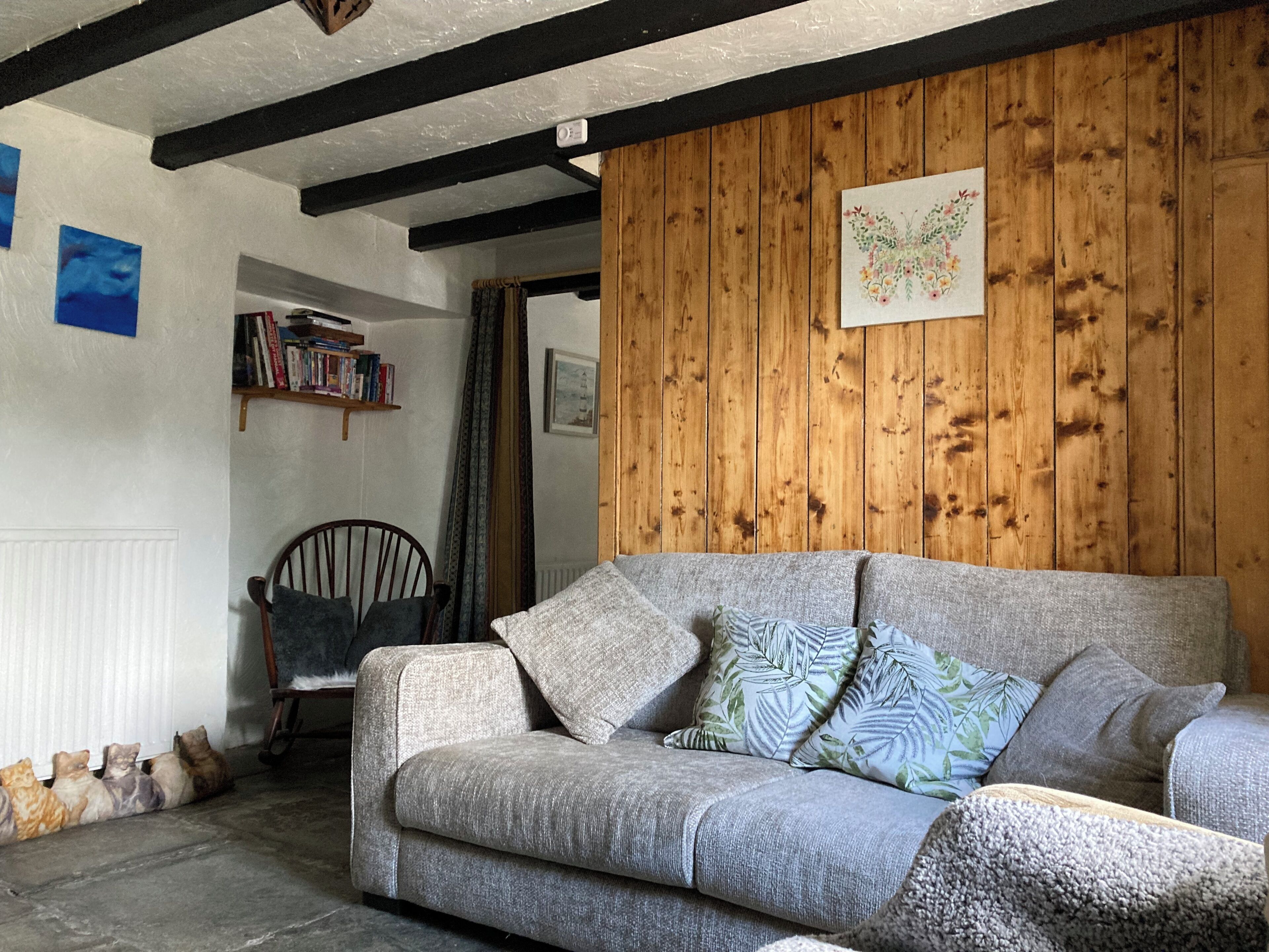 Smart-tv, een open haard, een dvd-speler en boeken