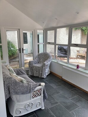 Smart TV, fireplace, DVD player, books