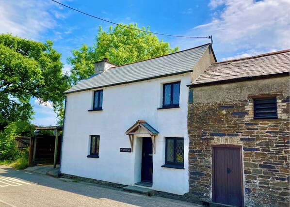 Exterior - Relaxing 19th century three bedroomed cottage in Cornwall (Tregadillett, Launceston)