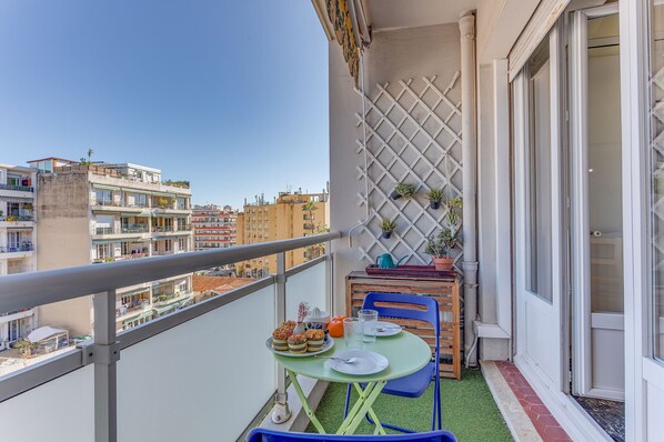 Outdoor dining - LIBERATION AP4494 by Riviera Holiday Homes (Niza)