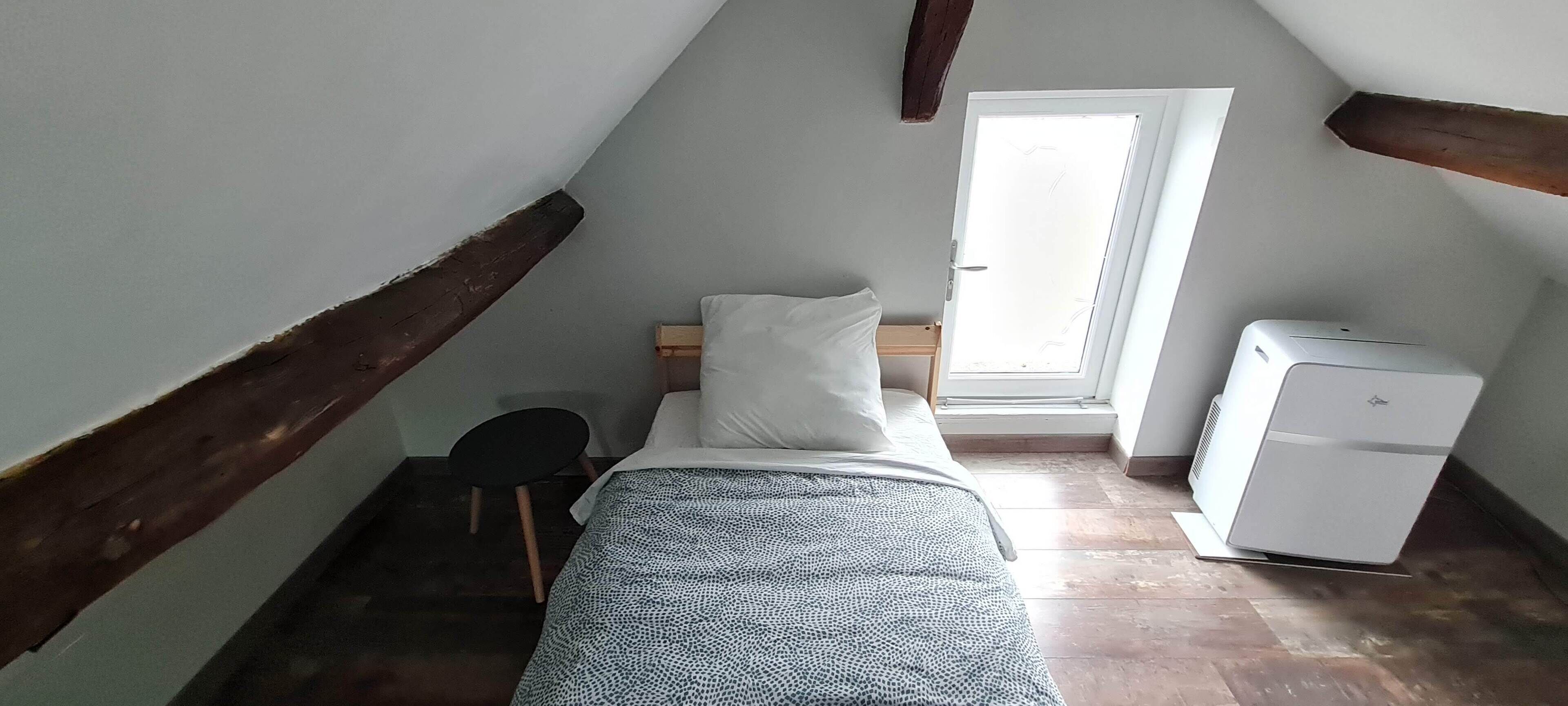 1 dormitorio, tabla de planchar con plancha, Internet y ropa de cama