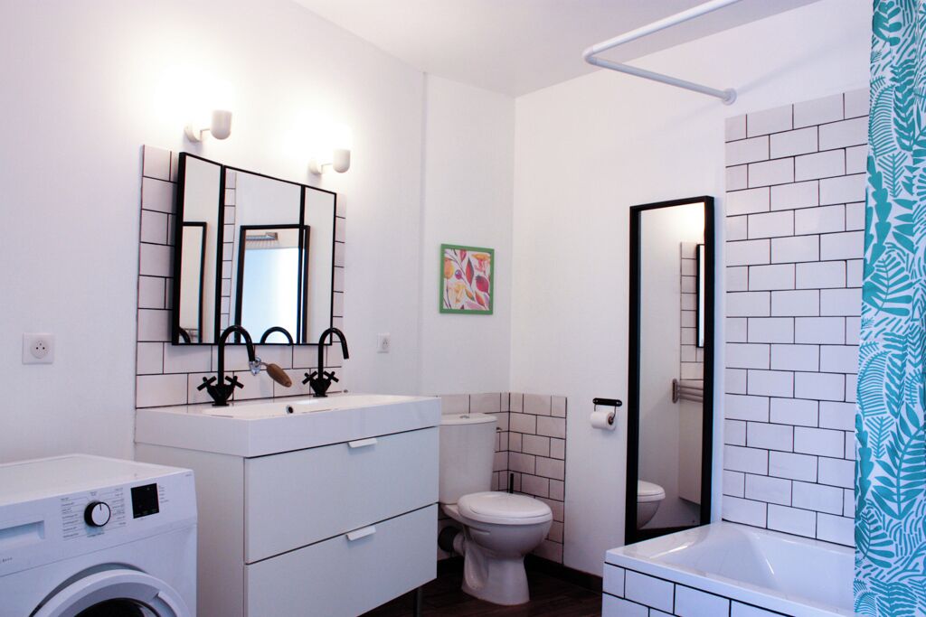 Secador de pelo, toallas, jabón y papel higiénico