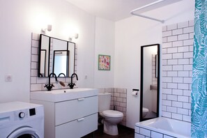 Secador de pelo, toallas, jabón y papel higiénico