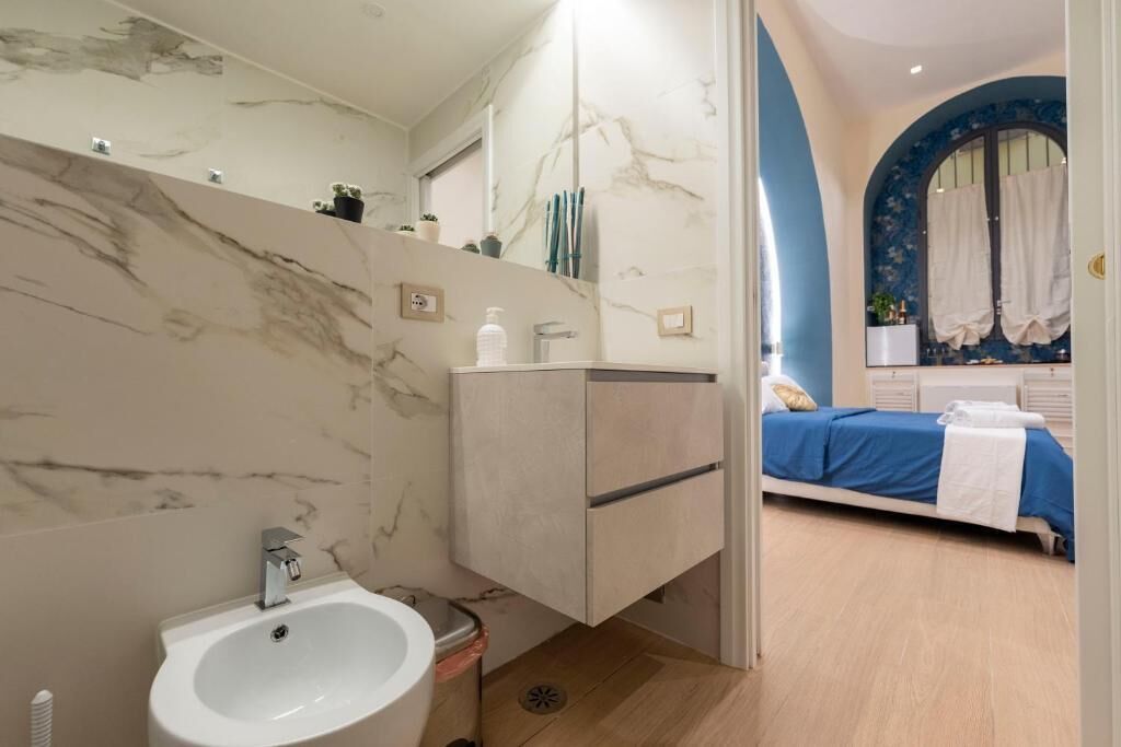 Bruser, hårtørrer, bidet, håndklæder