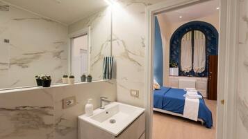 Bruser, hårtørrer, bidet, håndklæder