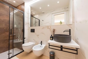Doccia, asciugacapelli, bidet, asciugamani