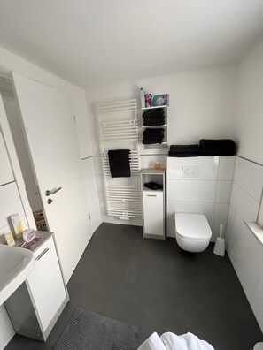 Dusche, Haartrockner, Handtücher