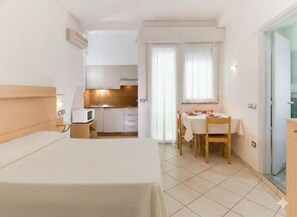 خزنة داخل الغرفة وواي فاي مجانًا وتسهيلات لدخول الكراسي المتحركة