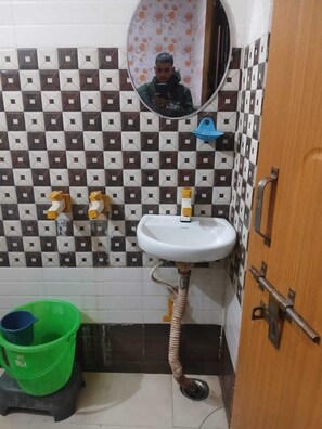 Shower, towels - New Gayatri Palace Near Prem Mandir (Vrindavan)