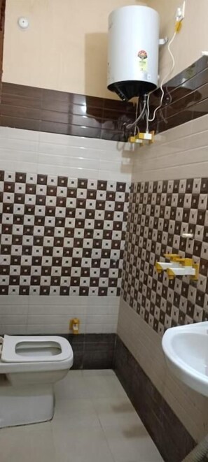 Chuveiro, toalhas de banho