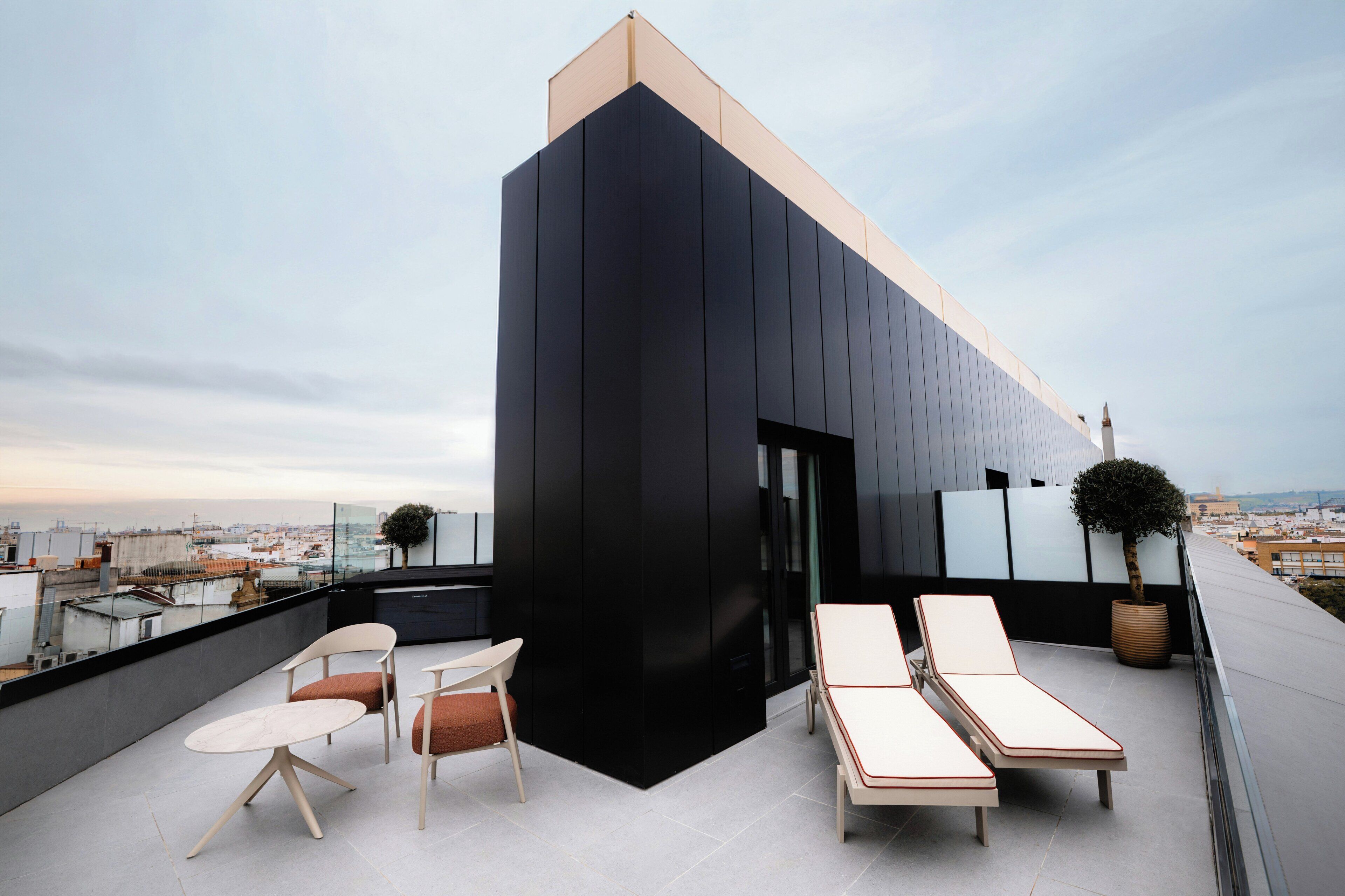 Minibar, caja de seguridad en la habitación y escritorio 