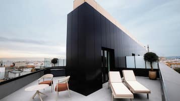 Minibar, caja de seguridad en la habitación y escritorio