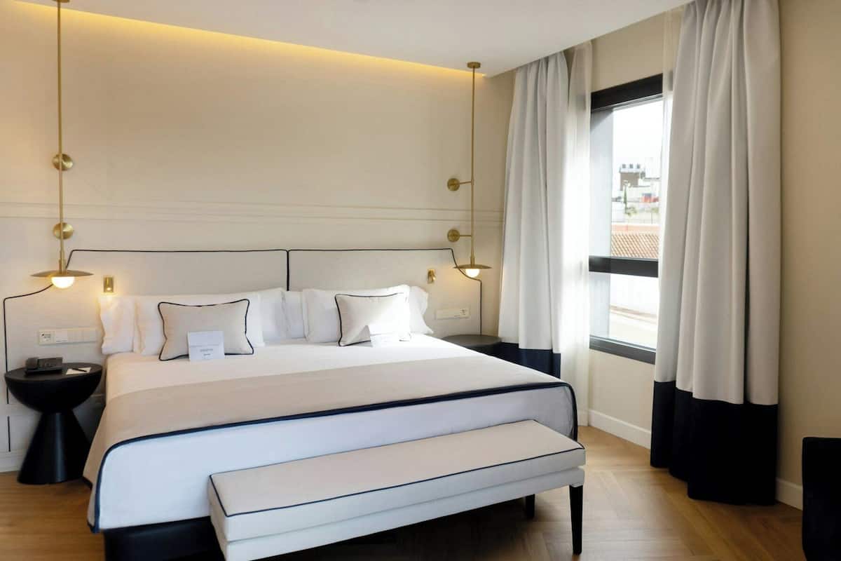 Minibar, safe på rommet, skrivebord og blendingsgardiner