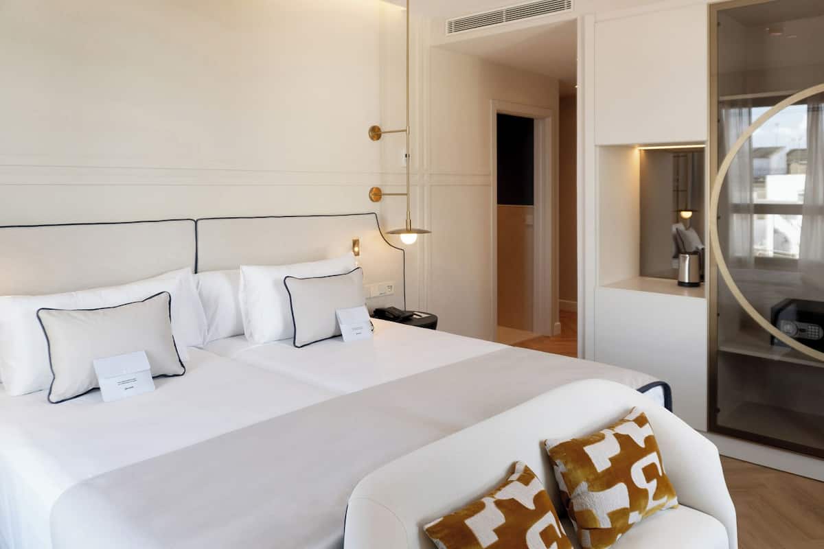 Minibaari, tallelokero huoneessa, työpöytä, pimennysverhot