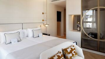 Een minibar, een kluis op de kamer, een bureau, verduisterende gordijnen