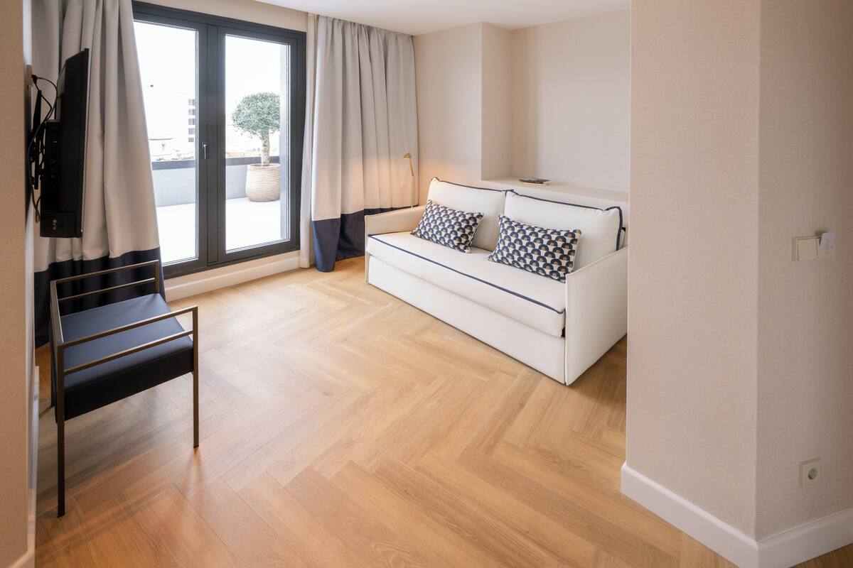 Suite – junior, terrasse | Minibar, safe på rommet, skrivebord og blendingsgardiner