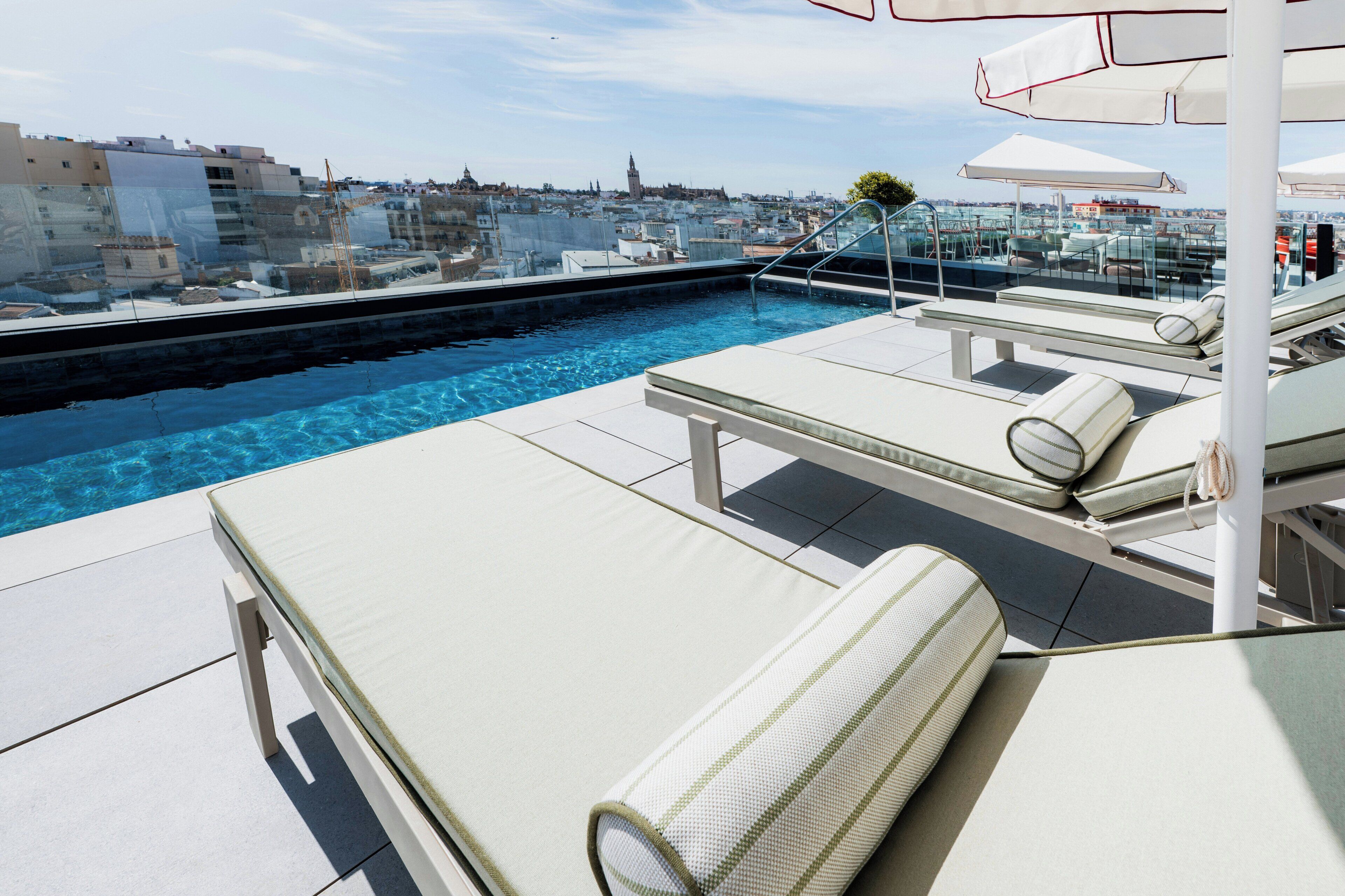 Una piscina al aire libre de temporada