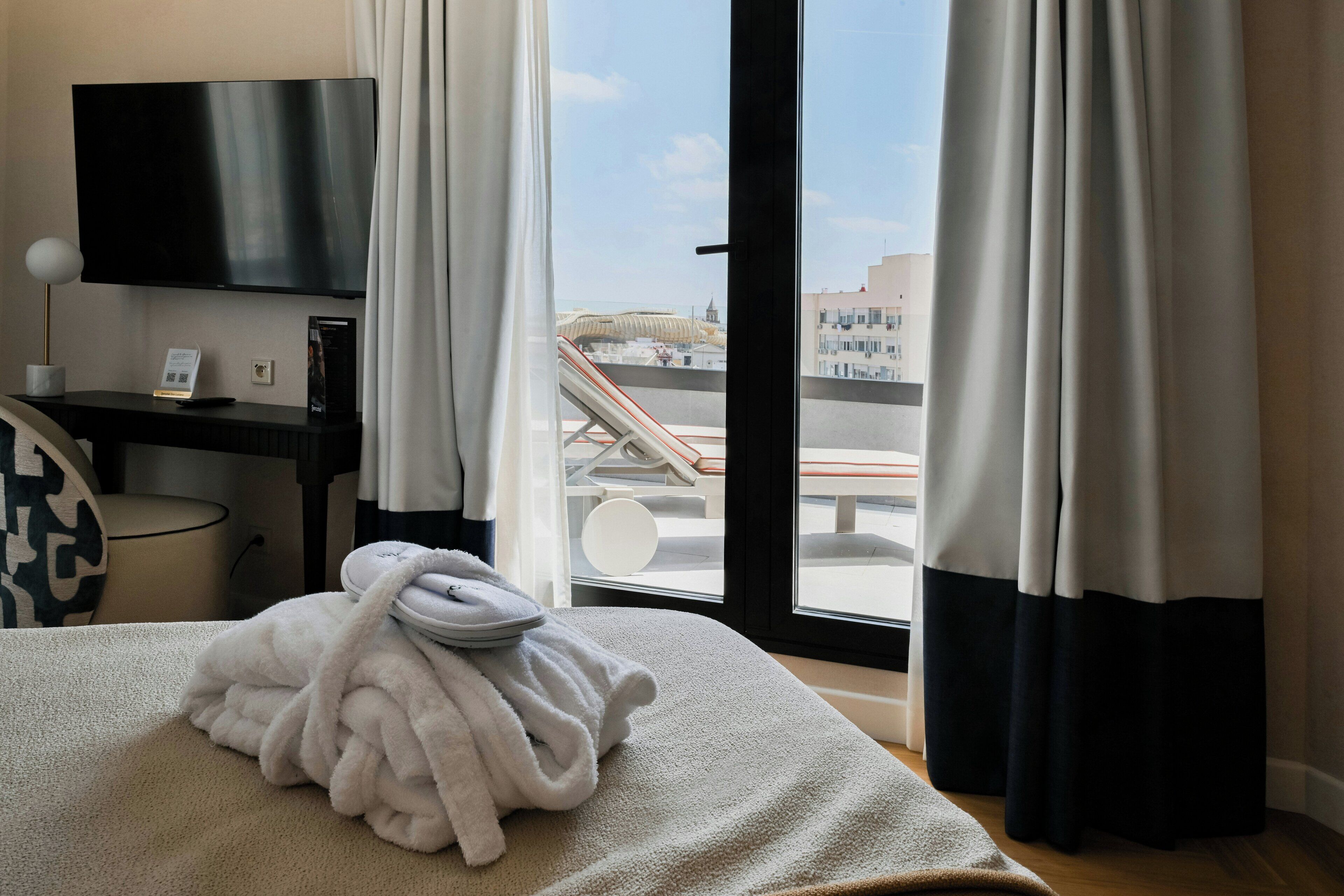 Minibar, coffres-forts dans les chambres, bureau, rideaux occultants
