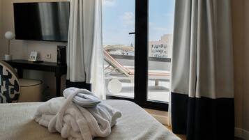 Minibar, coffres-forts dans les chambres, bureau, rideaux occultants