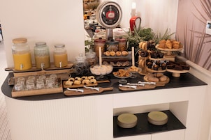 Un buffet de petit-déjeuner proposant une variété d'aliments et de boissons en libre-service.