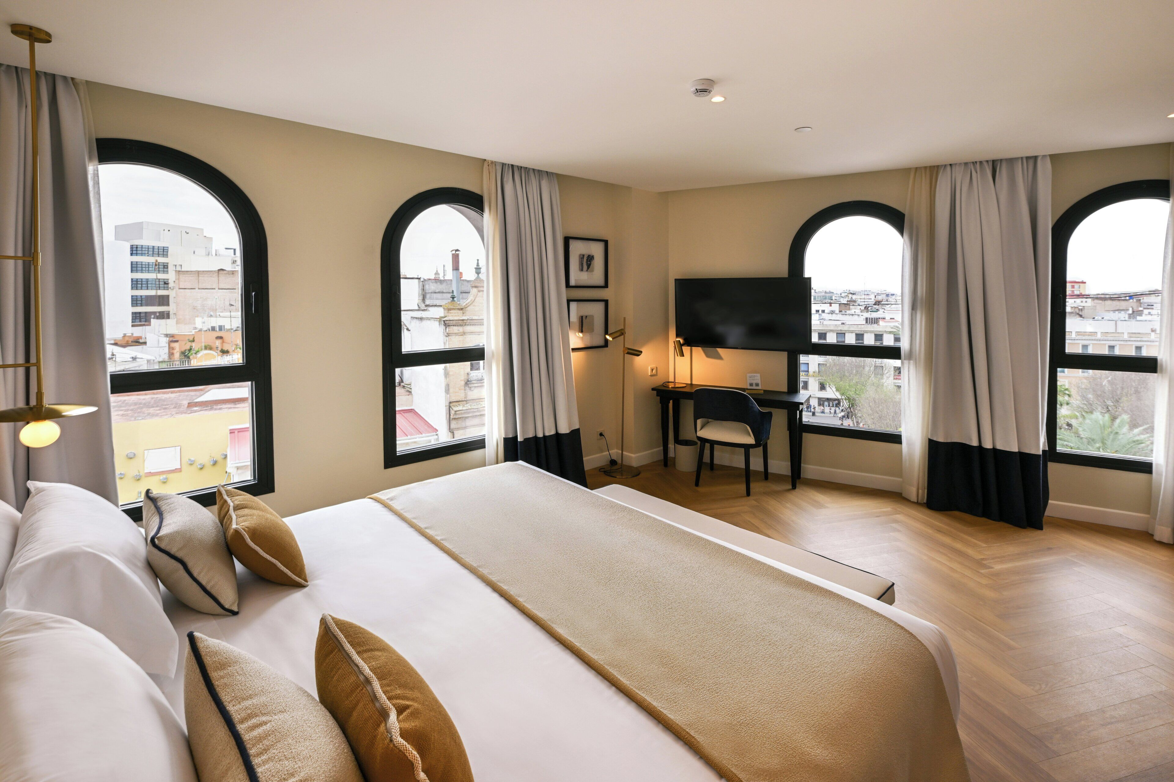 Minibar, caja fuerte, escritorio y cortinas opacas