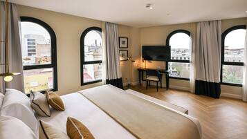 Minibar, caja fuerte, escritorio y cortinas opacas