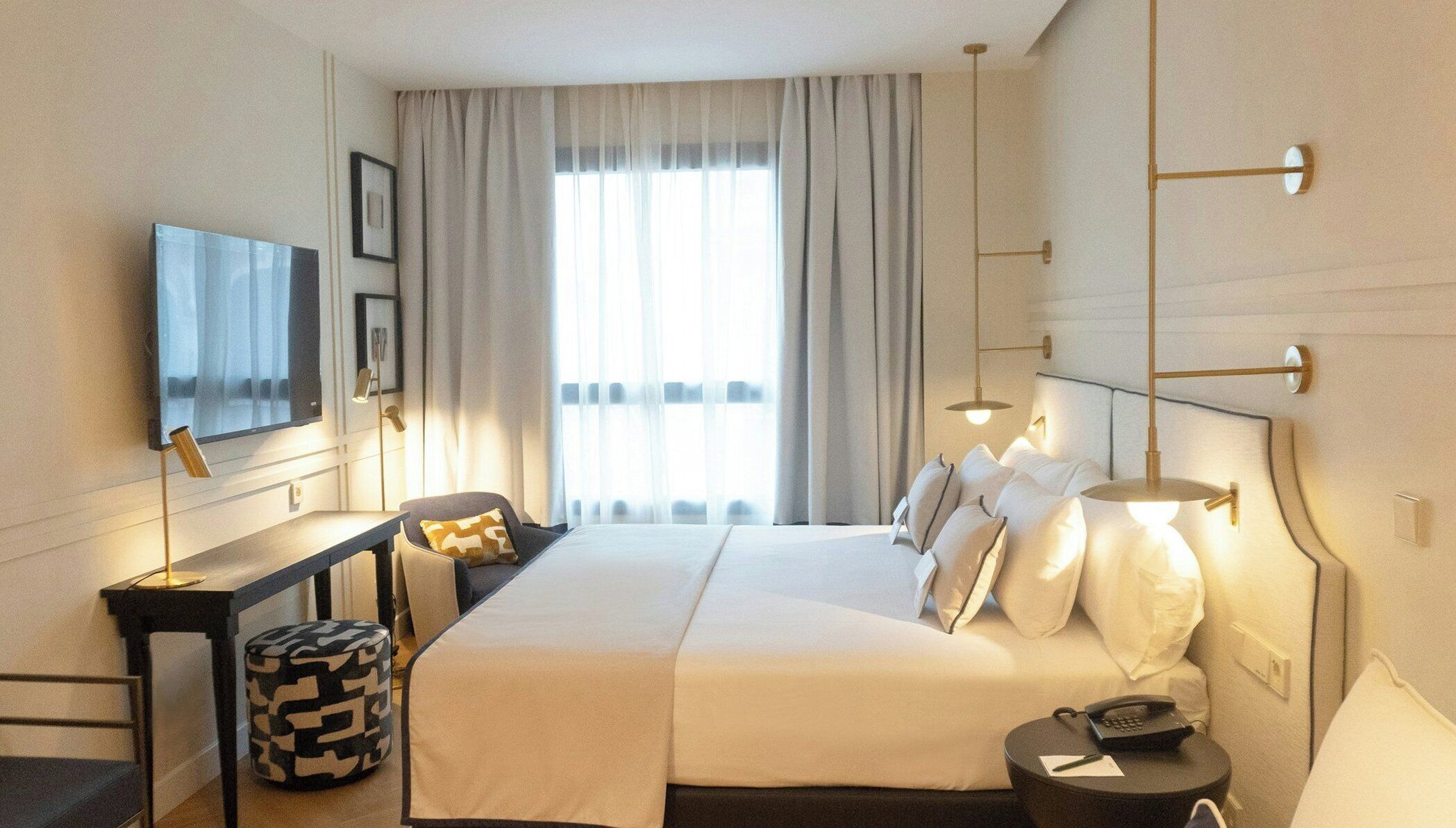 Habitación estándar con 1 cama doble o 2 individuales | Minibar, caja fuerte, escritorio y cortinas opacas