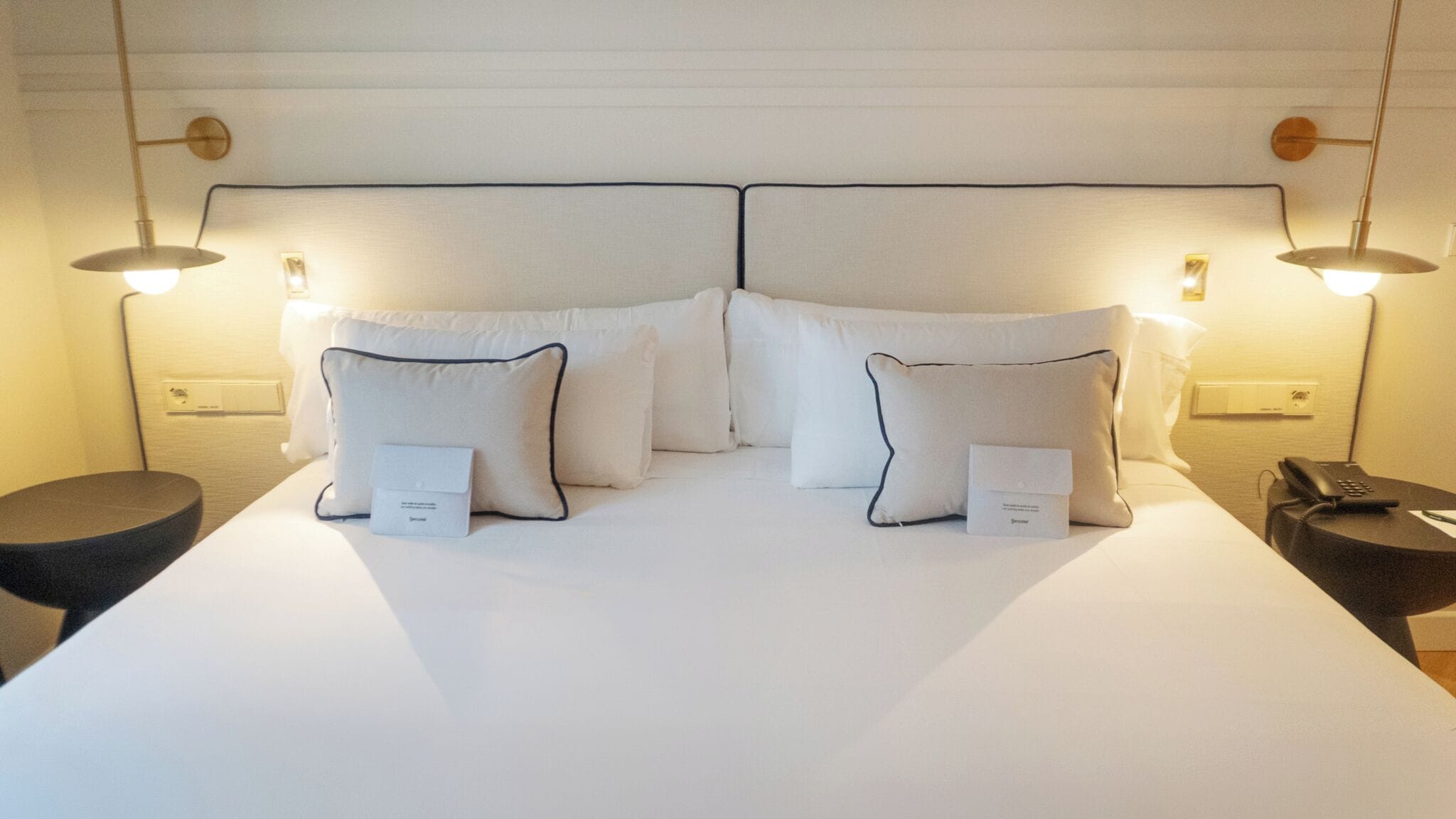 Minibar, coffres-forts dans les chambres, bureau, rideaux occultants