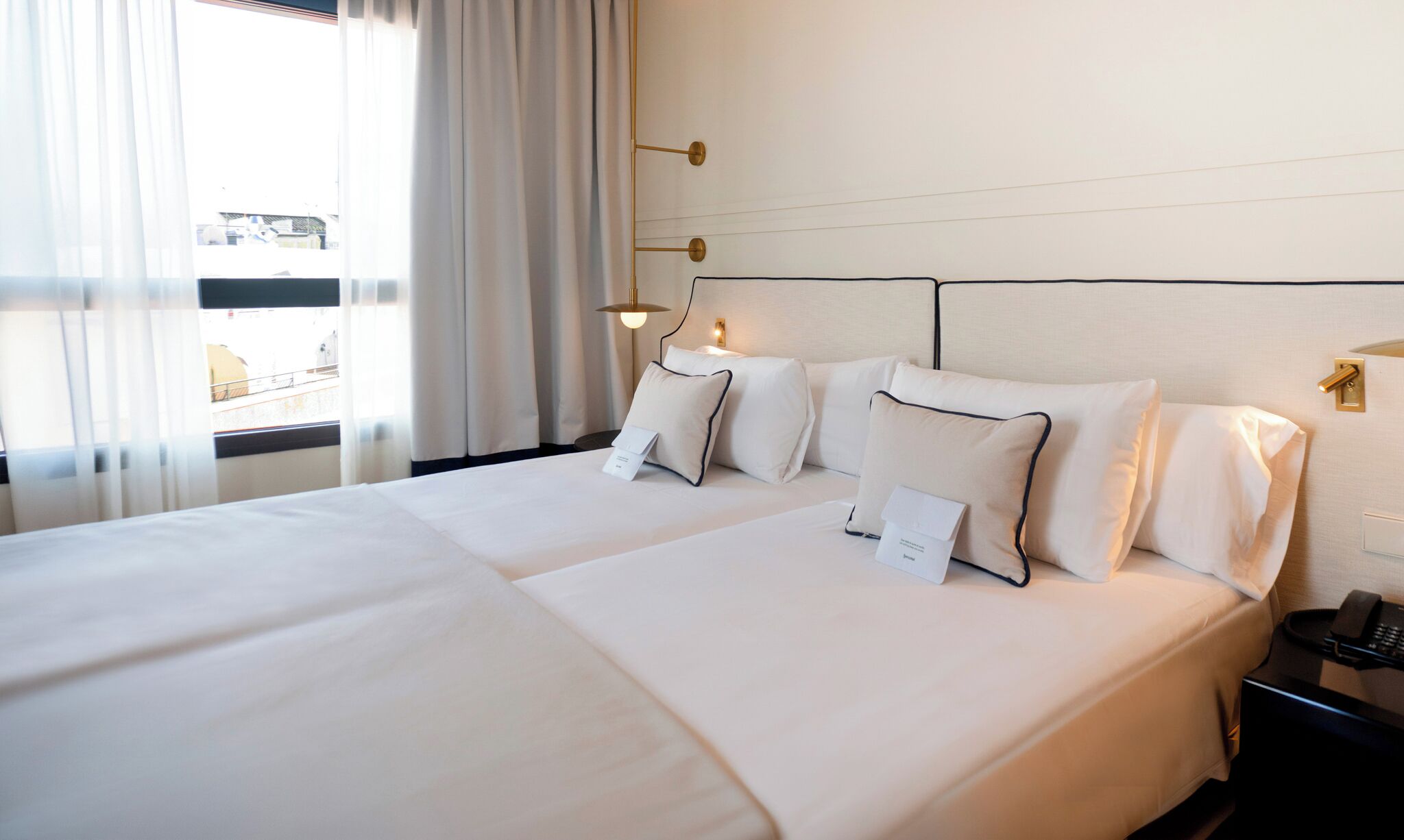 Minibar, coffres-forts dans les chambres, bureau, rideaux occultants