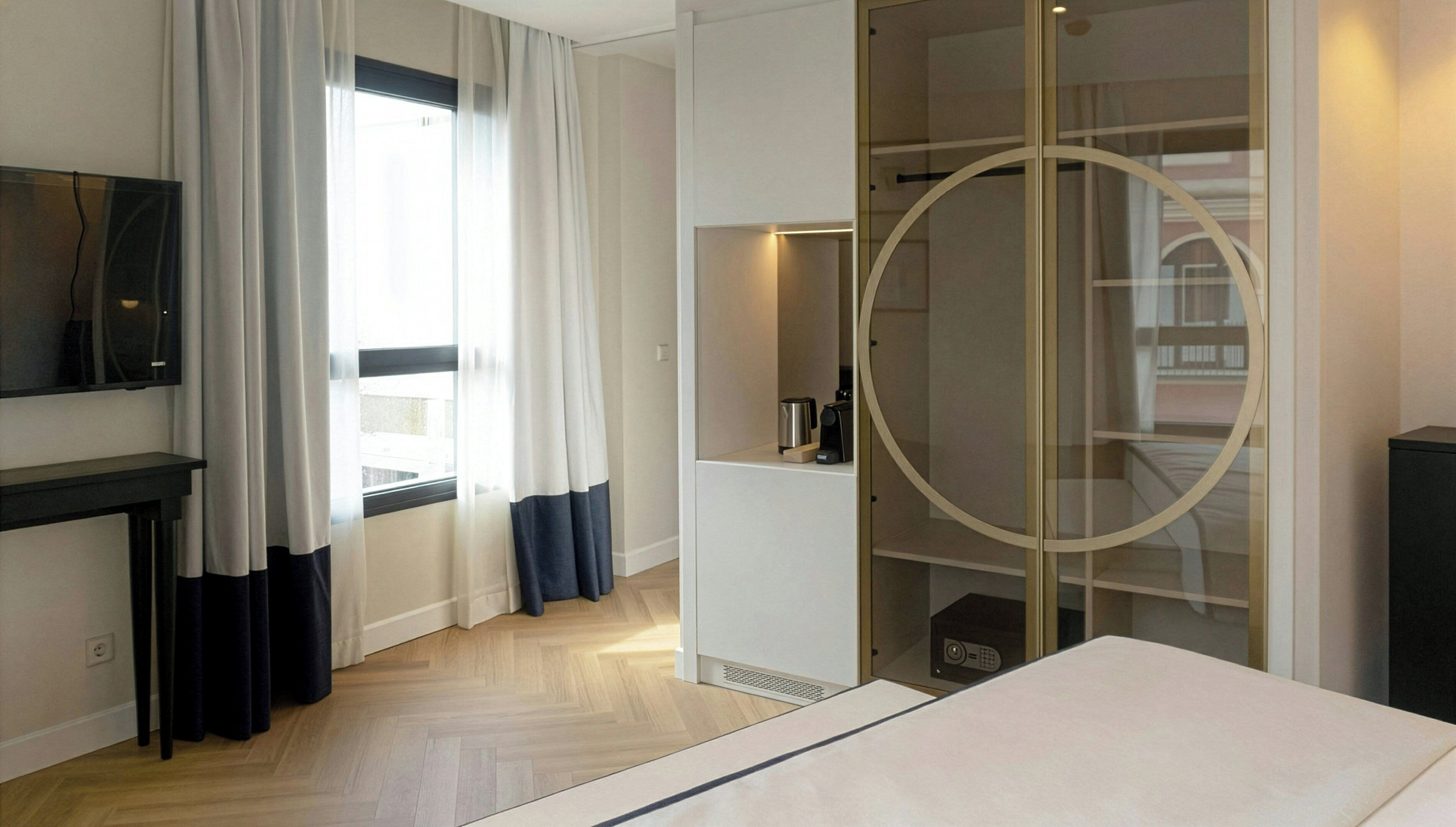 Junior Suite | Minibar, in-room safe, desk, blackout curtains