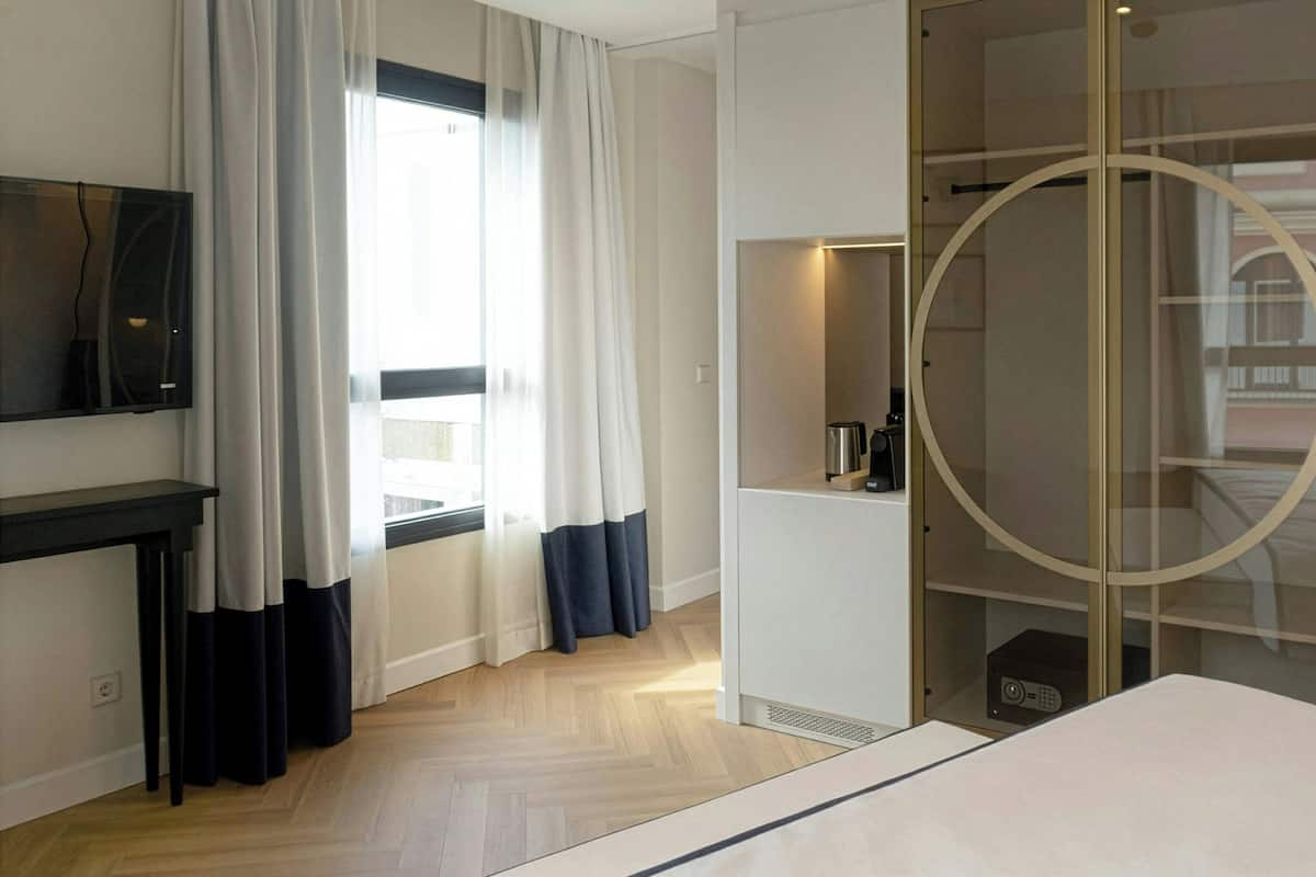 Junior Suite | Minibar, in-room safe, desk, blackout curtains