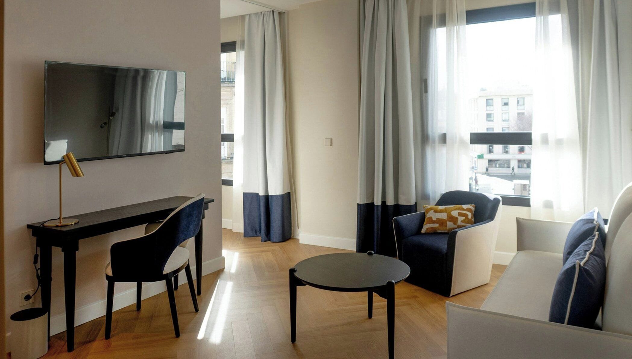 Minibar, Zimmersafe, Schreibtisch, Verdunkelungsvorhänge