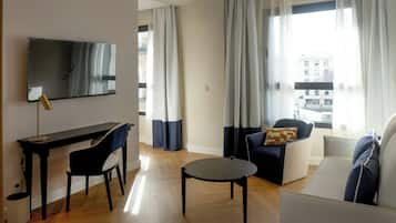 Minibar, Zimmersafe, Schreibtisch, Verdunkelungsvorhänge