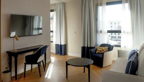 Minibar, coffres-forts dans les chambres, bureau, rideaux occultants