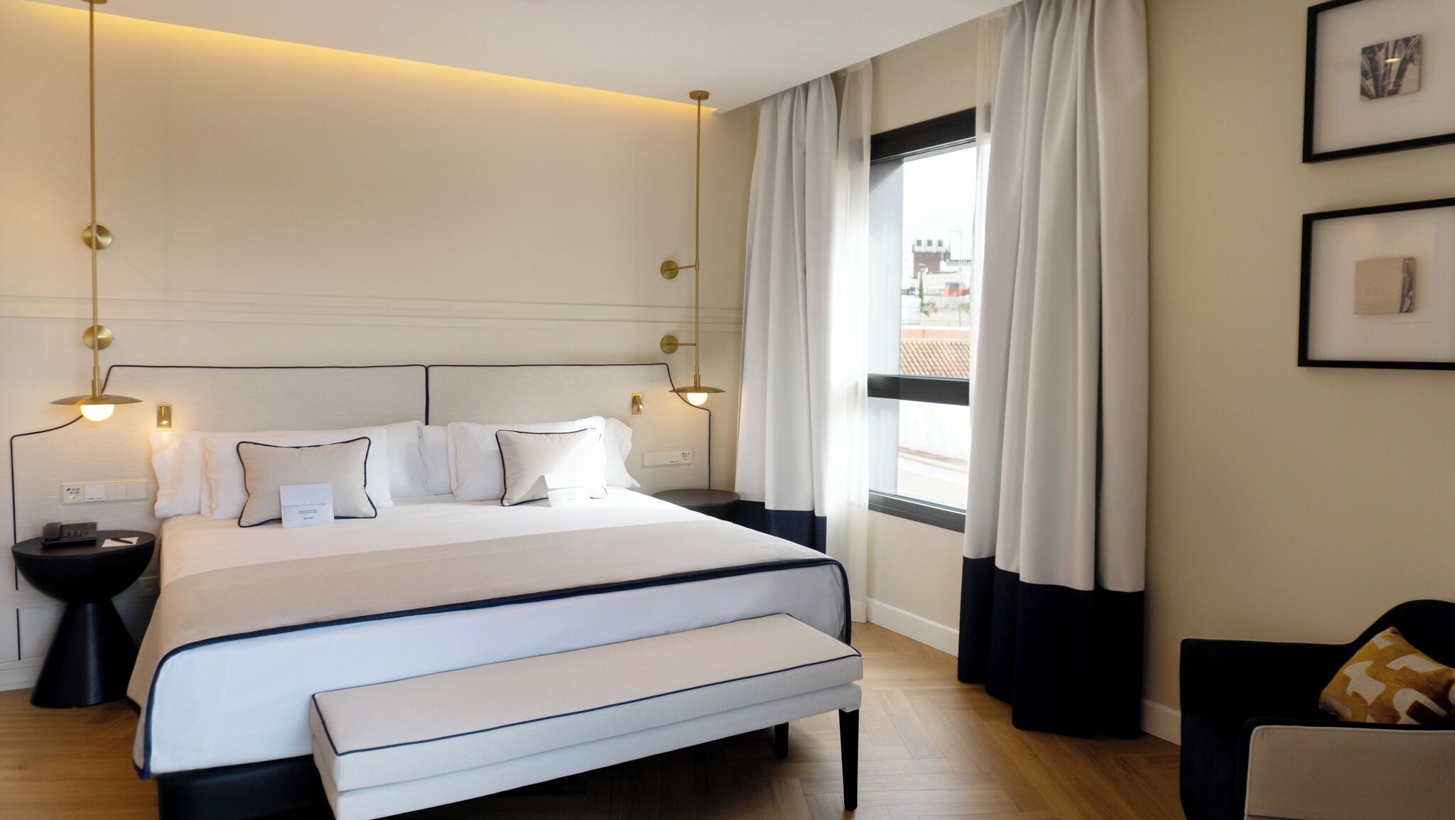 Minibaari, tallelokero huoneessa, työpöytä, pimennysverhot