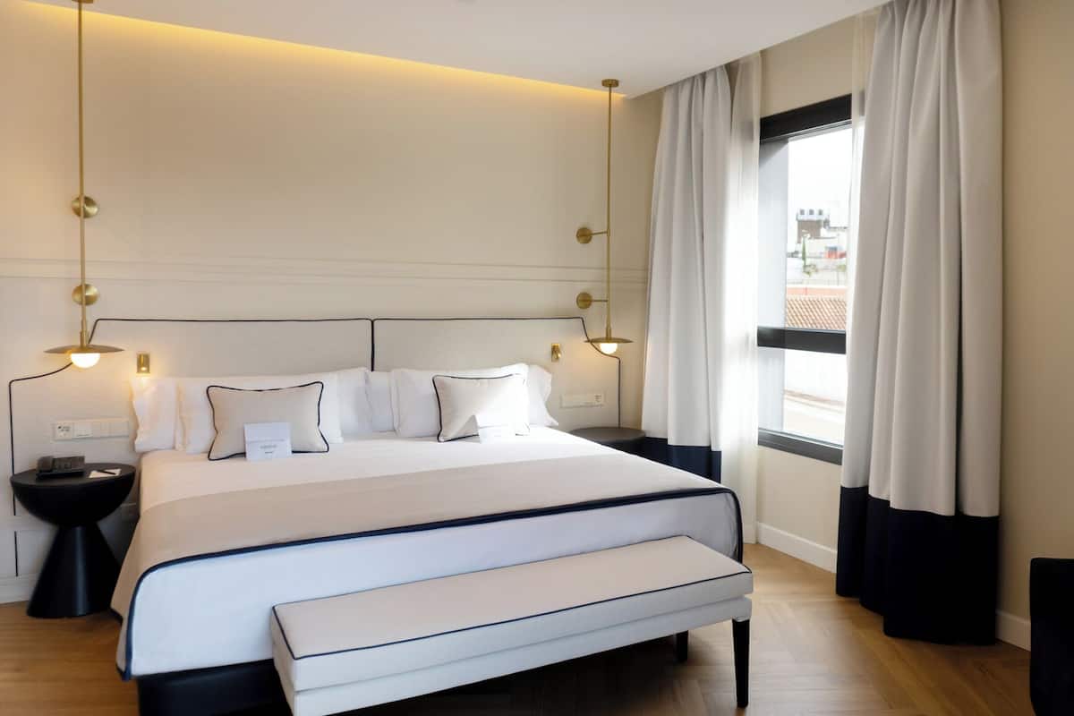 Minibaari, tallelokero huoneessa, työpöytä, pimennysverhot