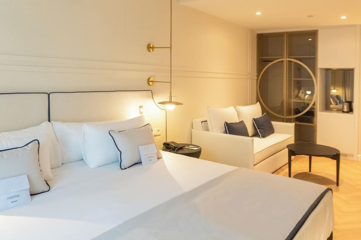 Minibaari, tallelokero huoneessa, työpöytä, pimennysverhot