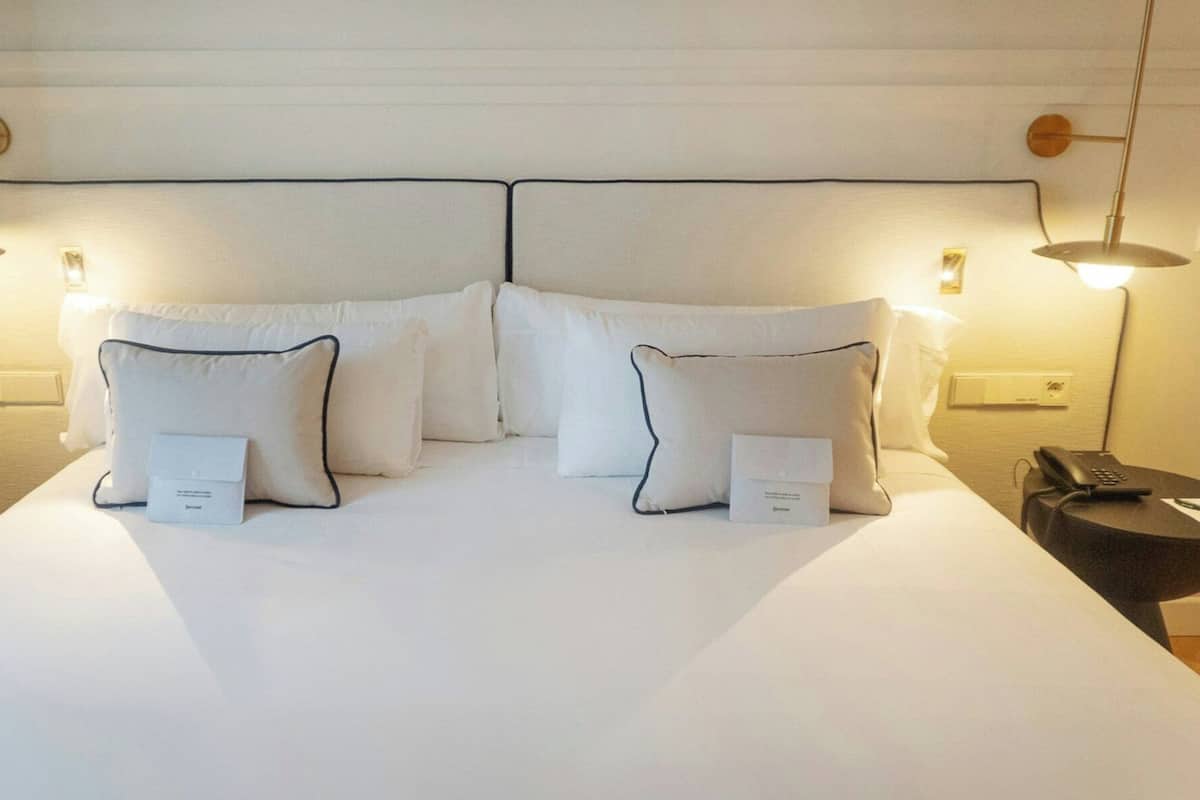 Minibar, safe på rommet, skrivebord og blendingsgardiner