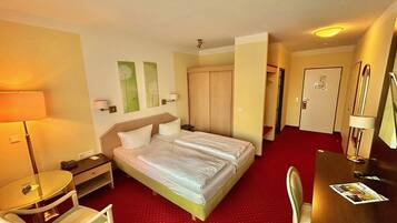 Habitación doble, balcón, vista a la ciudad | Caja de seguridad en la habitación, escritorio y wifi gratis