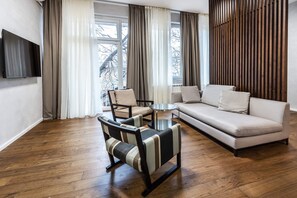 TV - 3-Bedroom Central Apartment with FREE Parking (Beograd)