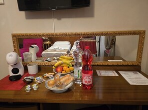 Interior - Deluxe room with private bathroom inside (Roma)