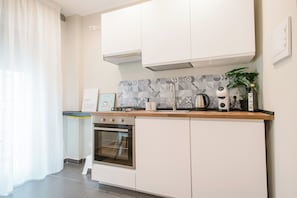 Wasserkocher mit Kaffee-/Teezubehör, Kühlschrank, Mikrowelle, Ofen
