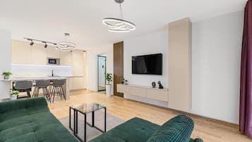 Appartamento, balcone, vista montagna | Area soggiorno | TV a schermo piatto