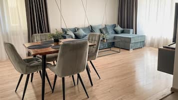 Apartment, Balcony, Mountain View | Dining