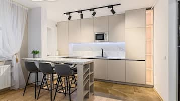 Appartamento, balcone, vista montagna | Cucina privata | Frigorifero, microonde, forno, piano cottura