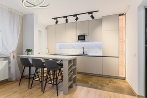 Apartment, Balcony, Mountain View | Private kitchen | Fridge, microwave, oven, stovetop - MoHost Blue Moon Apartments (Brasov)