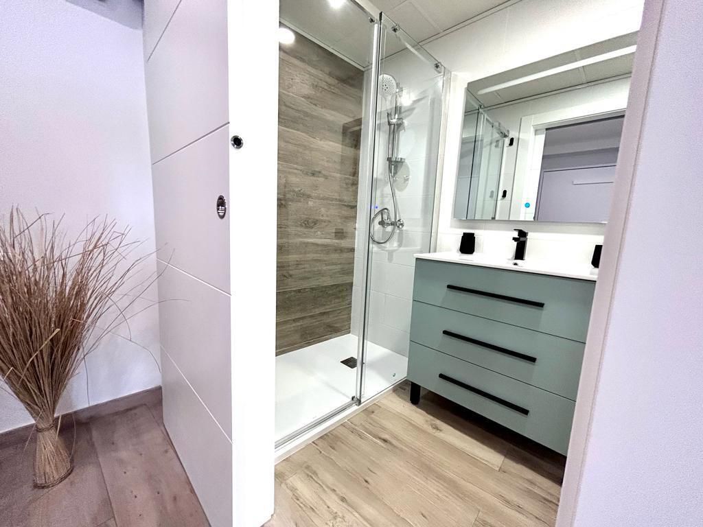 Basic Apartment | Bathroom